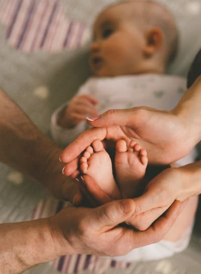 ateliers-massage-bebe-yoga-lefilducocon-1-1 parents massant les pieds de leur bébé