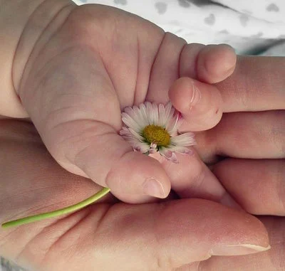 vanessa-lefilducocon-signer-avec-bebe-400